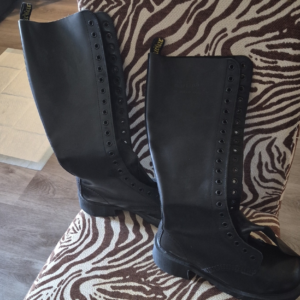 Black Leather Knee-High Lace-Up Women's Boots